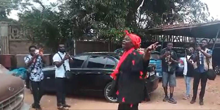 Aunt of Slain Immigration Officer Performs Cursing Ritual at Court Appearance of Suspects